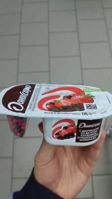 Йогурт даниссимо с шариками клубника молочный шоколад 105г