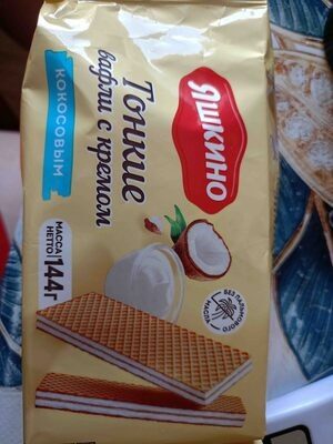 Тонкие вафли с кокосовым кремом.